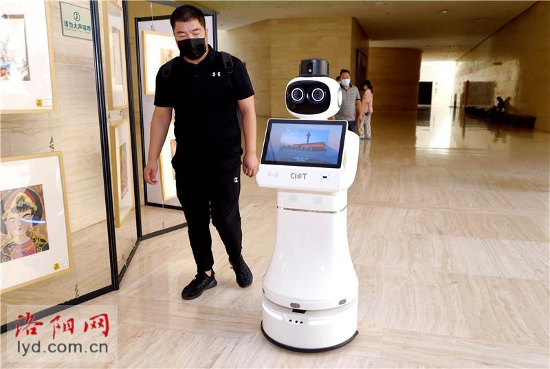 洛阳博物馆迎宾智能机器人上岗