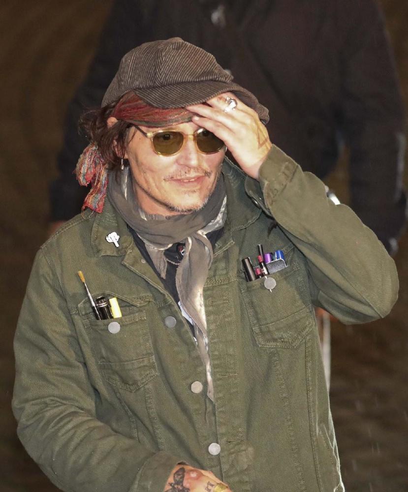 58岁约翰尼德普新照流出,面容憔悴气势不再,网友:想念杰克船长_腾讯