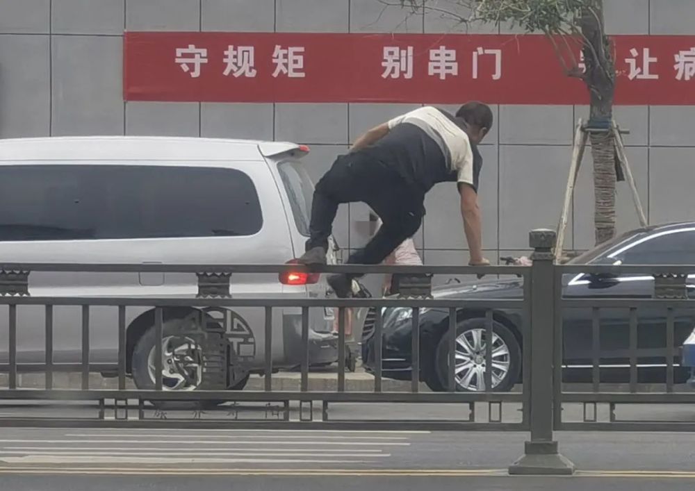 寿阳:翻越护栏的"勇士"又被曝光了!有你认识的么?