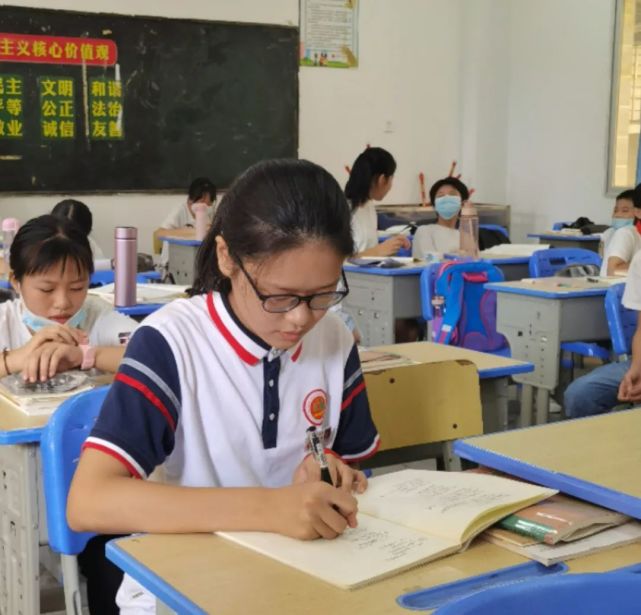 胡鑫柠是莆田文献中学一名初二的学生,刻苦勤奋,成绩优异,从小便对