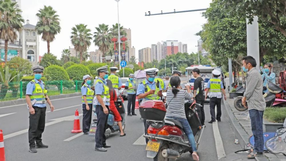 交警为什么抓摩托车?，为什么交警的摩托车那么花哨