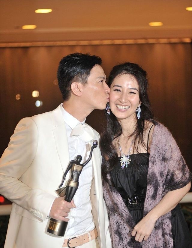 张家辉夫妇牵手走红毯关咏荷穿绿裙配卷发好优雅与老公真登对