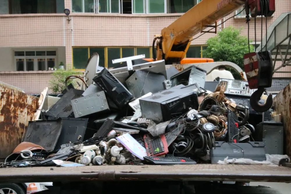 桐梓集中销毁500余台"黑网吧"违法设备!