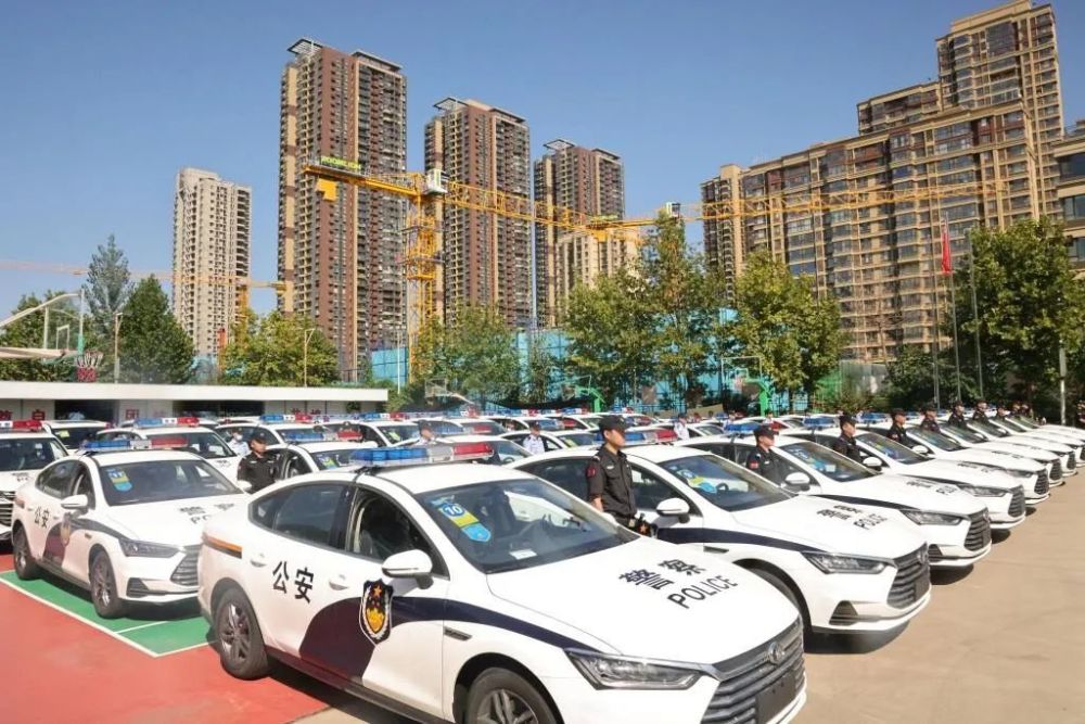 雁塔警方44辆新款警车投入使用_腾讯新闻