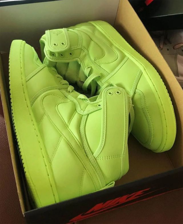 联名的实物,这双新款是在aj1 ko系列上进行的,整个鞋款以绿色为主题