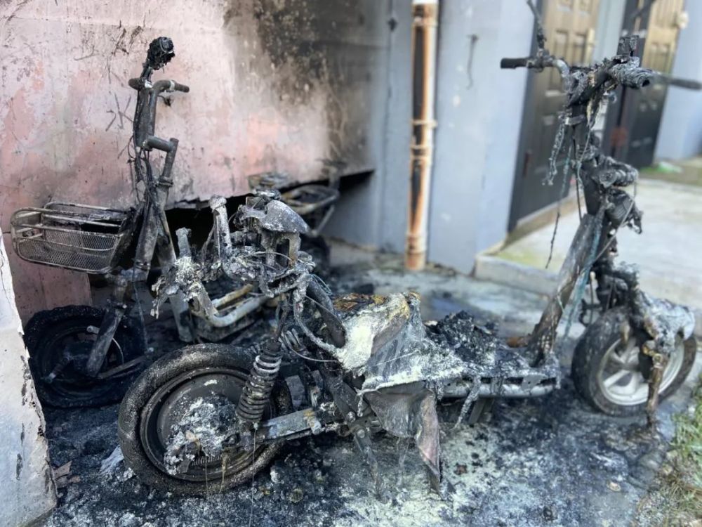 长治一小区2电动车起火……_腾讯新闻