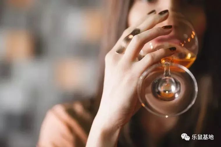 一杯酒撒进锅里香气四溢的美味那种不上头的微醺感觉