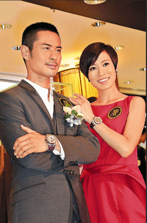 佘诗曼穿超短吊带秀身材,手臂线条优越,小腹平坦马甲线太抢镜_腾讯