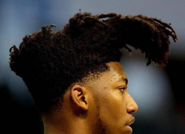 头发往前面延伸这么长,就像是带了一个鸭舌帽在打篮球,这视野上面