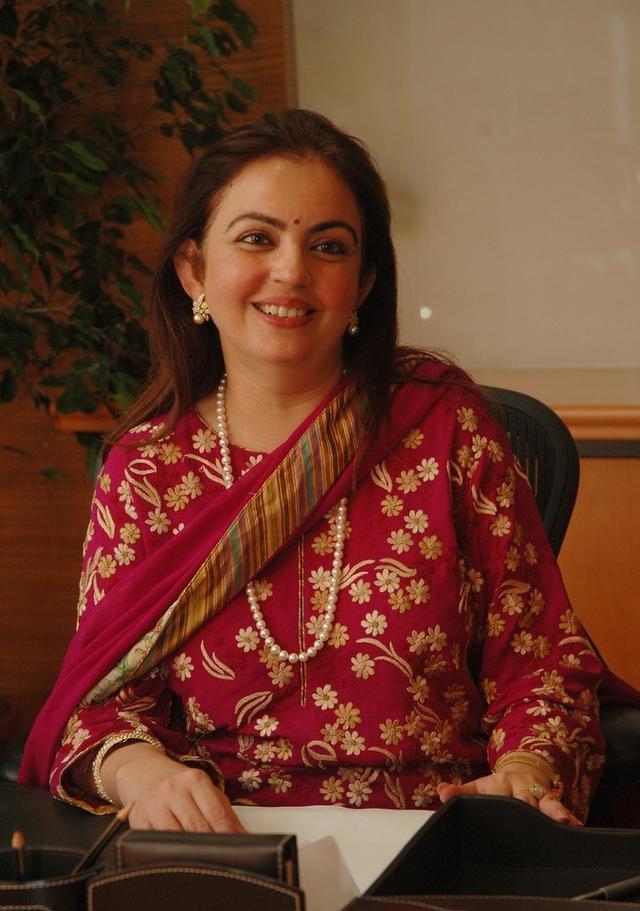 印度首富之妻一脸旺夫相,穿樱花粉裙扮嫩鼻子挂祖母绿,住27层楼