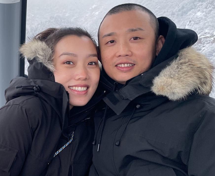 周延gai和妻子及儿子的亲密合照