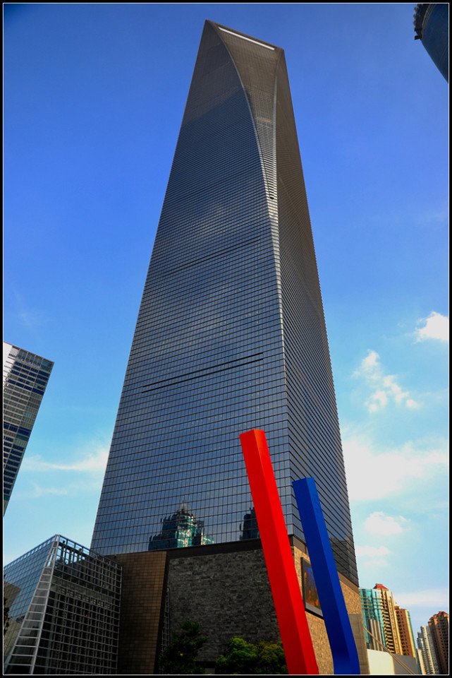 与 上海中心大厦,金茂大厦并成为上海三件套,由于外形酷似酒起子被