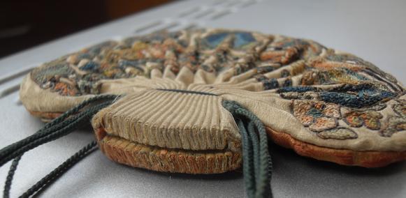 而繁荣开放的唐朝就更不用说了,包包的高级定制有"紫荷","金鱼袋"等