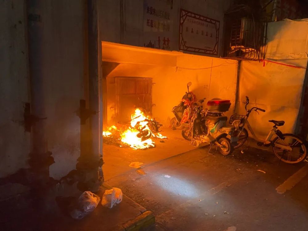 还在楼道口停放电动车?!黄石港一小区电动车起火封堵楼梯!_腾讯新闻