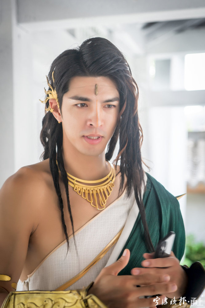 网剧《盛势》是四年前拍的,龚俊饰演夏耀,徐峰饰演袁纵.