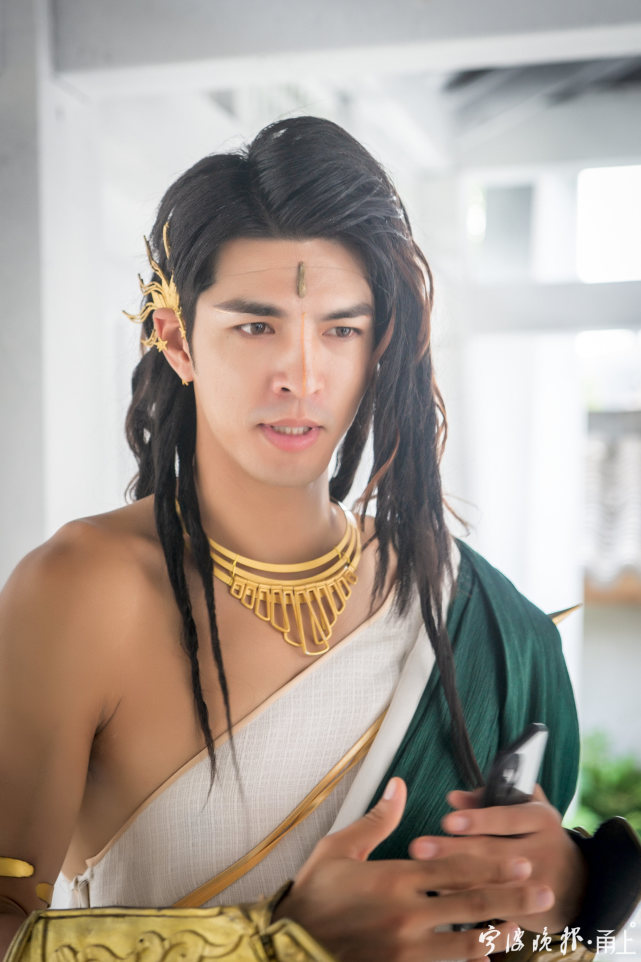 网剧《盛势》是四年前拍的,龚俊饰演夏耀,徐峰饰演袁纵.