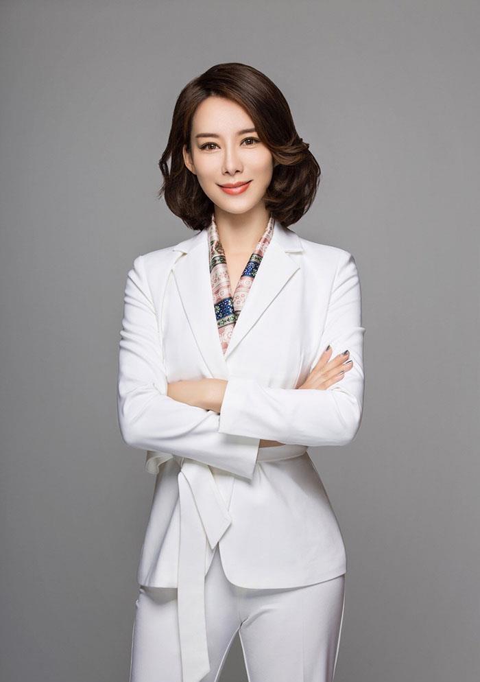 山东卫视美女主持人李毅