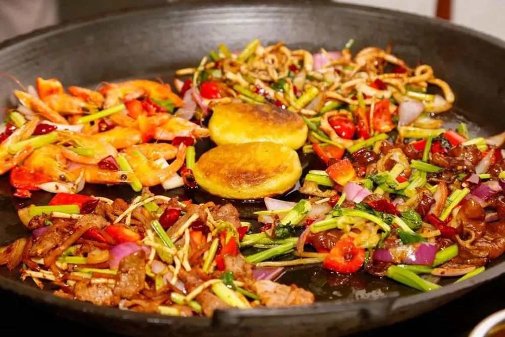 烙锅是清镇当地人的心头好,而他的吃法和贵州其他地方的烙锅也别具