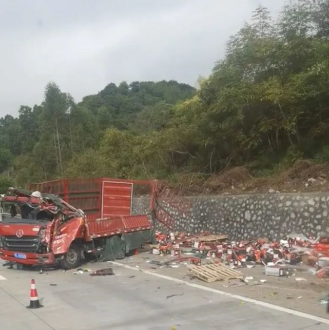 北流高速路段,一貨車出事翻車,車頭撞到變形|廣昆高速|北流|玉林|南寧