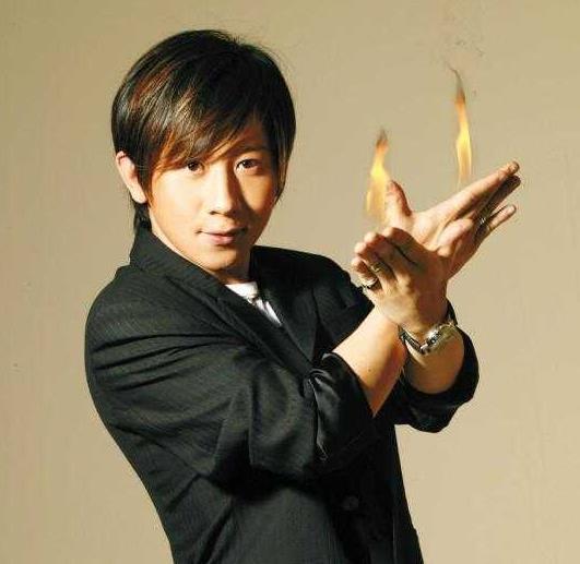 四上春晚火遍全国,却因"下跪日本天皇"被封杀?今真相浮出水面