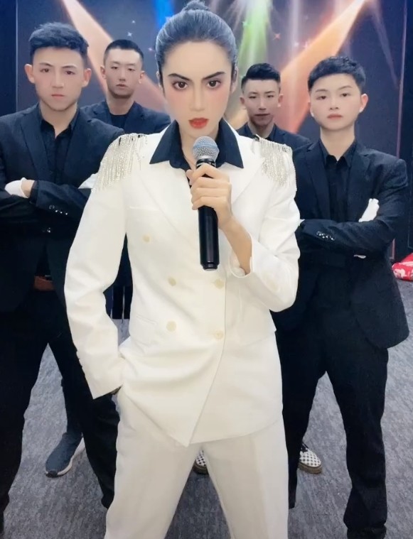 凸爷为何那么火靠男扮女装成百万网红她到底经历了什么