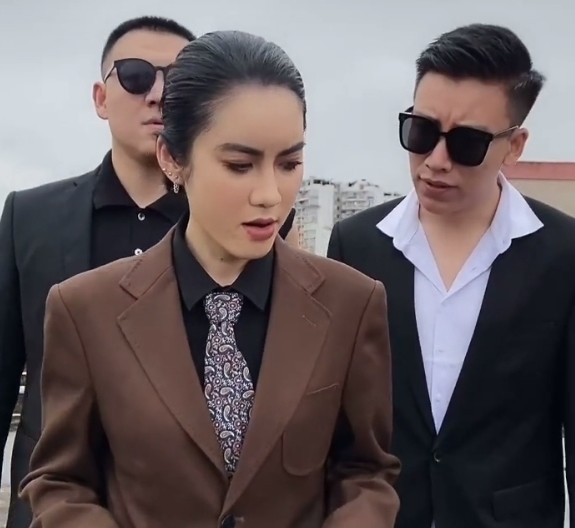 凸爷这一路走来其实也不容易,每天演绎各种段子,去年