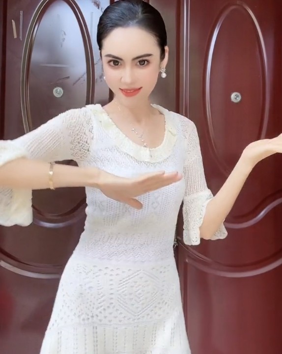 走红后的凸爷成立了自己的团队凸凸帮,不是直播就是