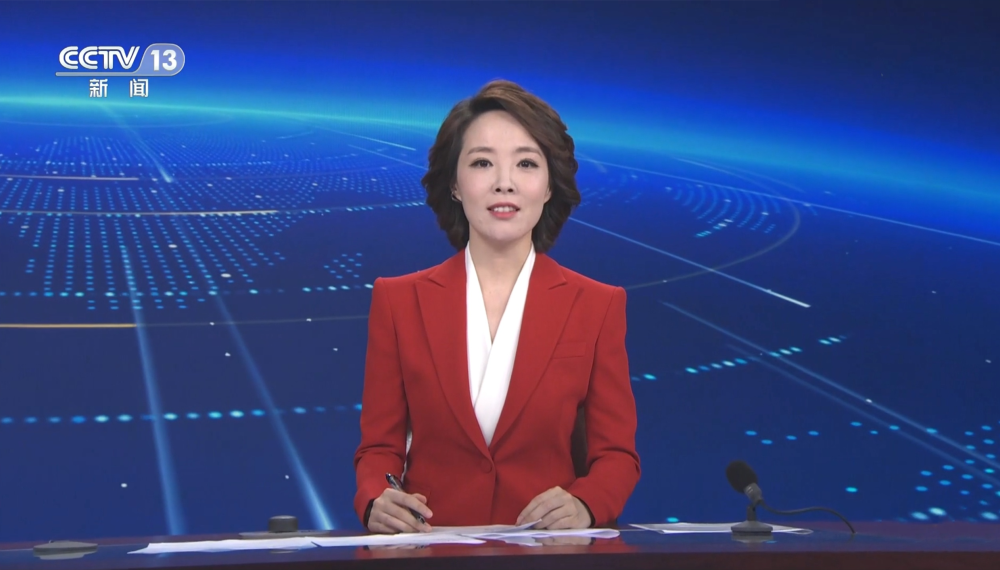 央视新闻主播用心了,直播间造型设计"中国红"