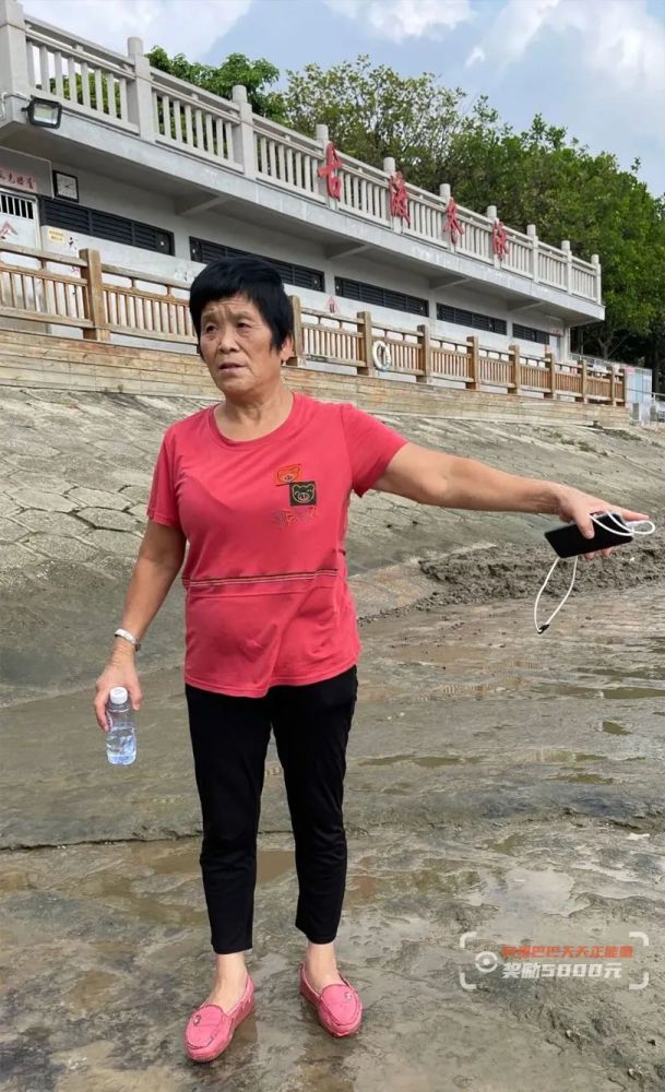 我已没力气了,便不时朝岸边呼救,所幸吴阿姨听到了,第一时间下水救人