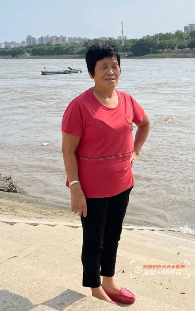 69岁大妈下水救起200斤男子吴阿姨这份奖励和敬意请收下