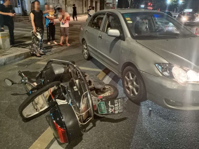 溫州:家門口栽跟頭 只為圖方便橫穿馬路被車撞