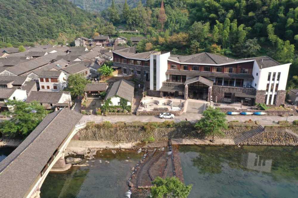 在流经李家坑村的溪水之畔,新生代民宿"乡叙·樟溪谷"则通过现代体验