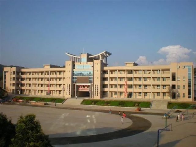 商州区大荆中学据了解,大荆中学位于商州区大荆镇,距商洛市城区约40
