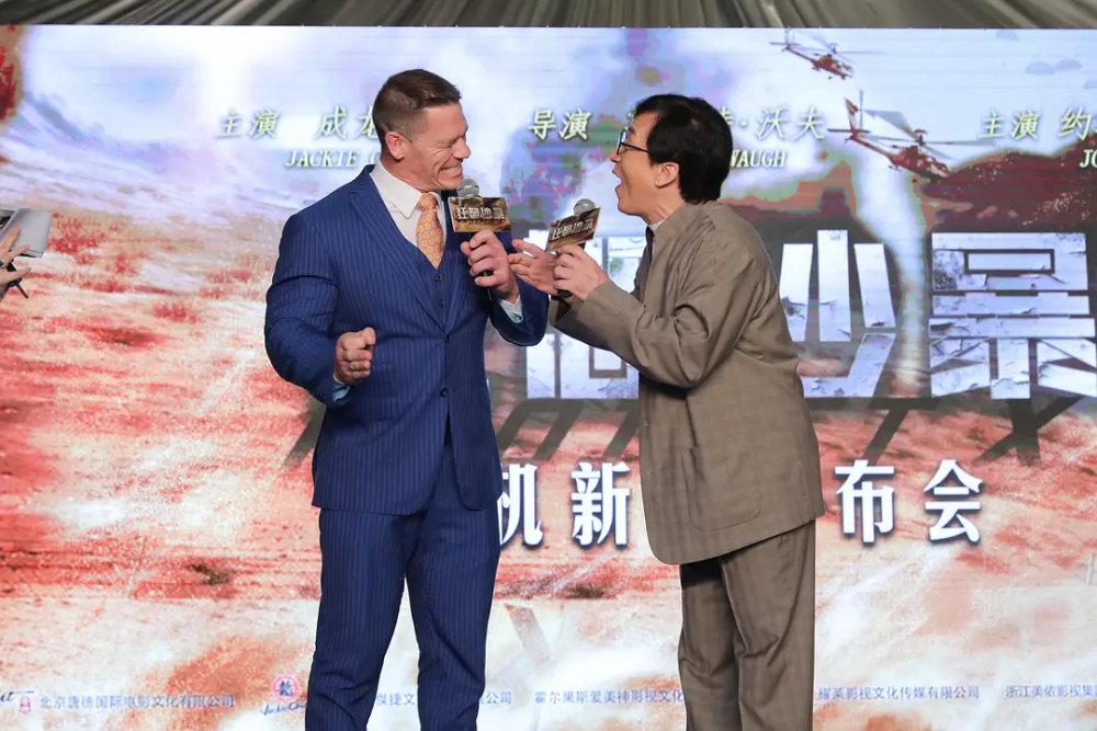 成龙新片开机,这次带着龚俊对战赵喜娜,剧情神似《战狼2》