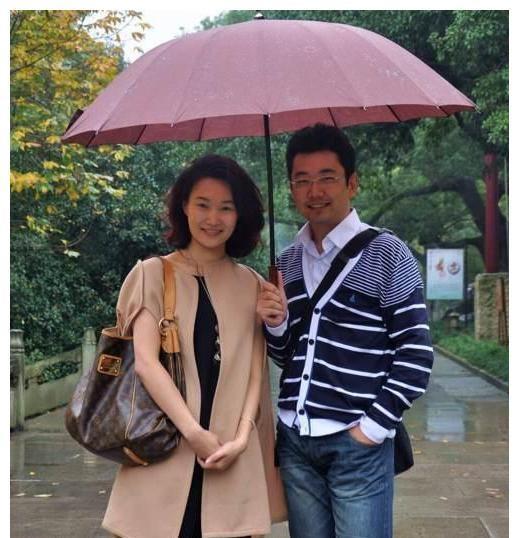 李梓萌来了,台上台下画风差太多!她摘假发,穿便服的样子更漂亮