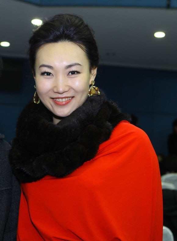 李梓萌来了,台上台下画风差太多!