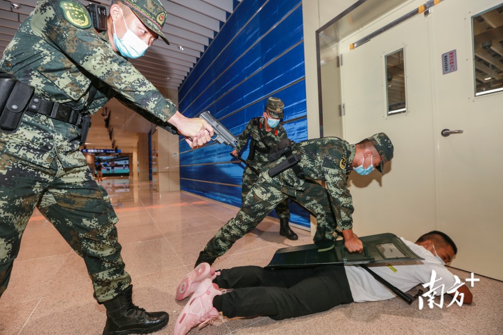 青茂口岸开通,武警官兵全力保驾护航_腾讯新闻