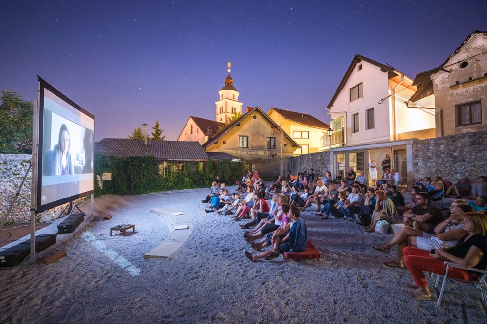 整座老城从白天的喧嚣进入宁静状态,只有百米外的露天影院与小舞台有