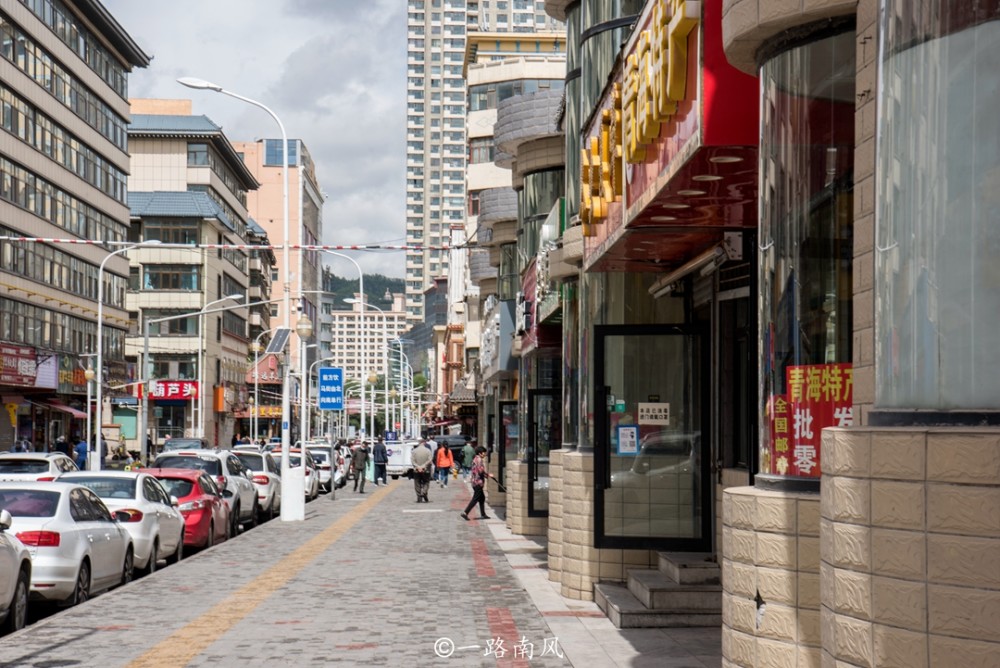 西宁著名的莫家街,被游客和当地人奉为美食圣地,白天有点冷清