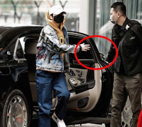 鹿晗回北京老宅,下车姿势独一无二,总算知道为何叫"京城鹿少"