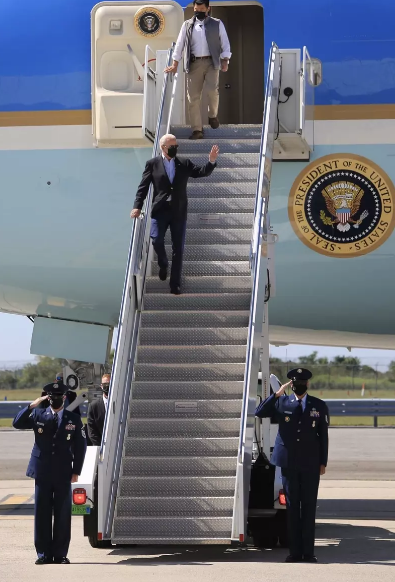 (记者洪群超/摄影)总统拜登乘空军一号专机抵达纽约后,转乘直升机打开