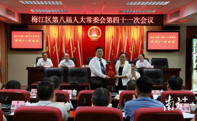 罗裕权,张瑜祥,钟永彩当选梅江区副区长