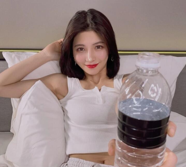 离开郝一点后万小七人气跌入低谷千万粉丝仅千人观看直播