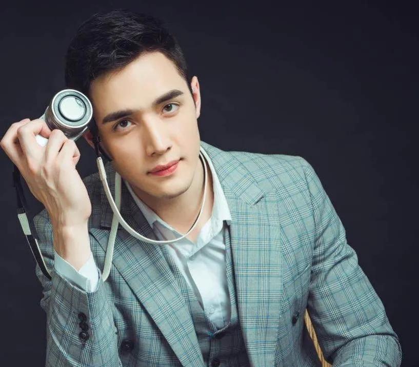 在节目中,李越对着镜头,说出了婚礼誓词,并不是我们经常在朋友婚礼上