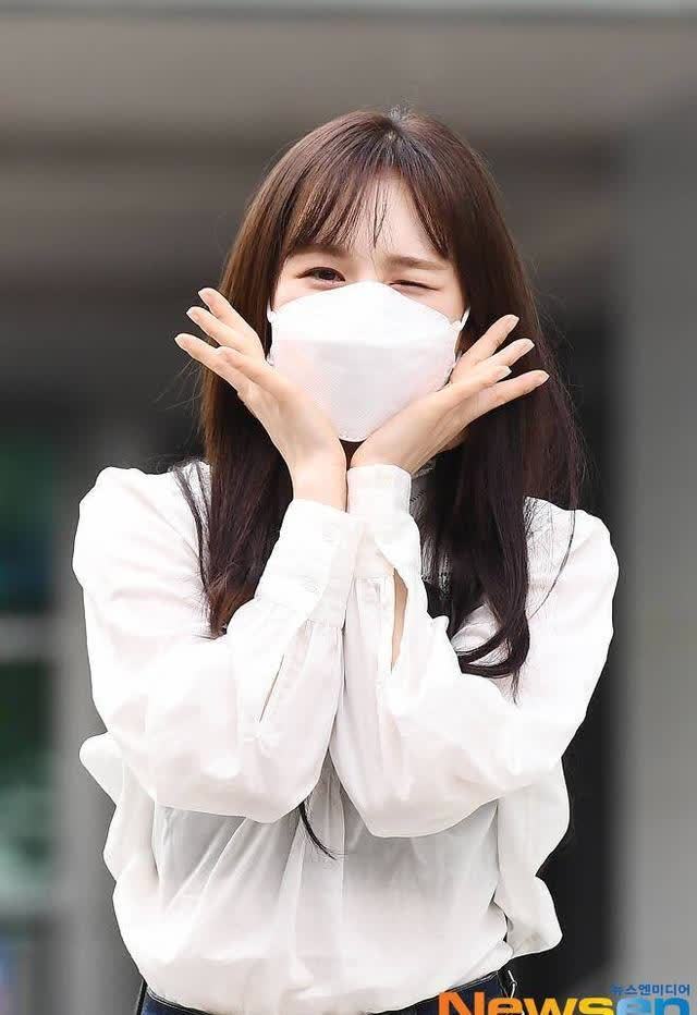 当天wendy以白色宽松上衣搭配牛仔裤和长靴展现了干练的氛围,带着口罩