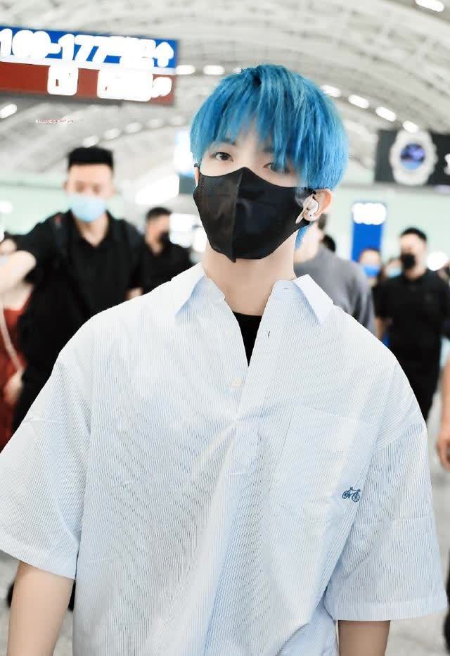 组图:孙亦航蓝发造型现身机场 穿白衬衫浓浓校园学长风_腾讯新闻