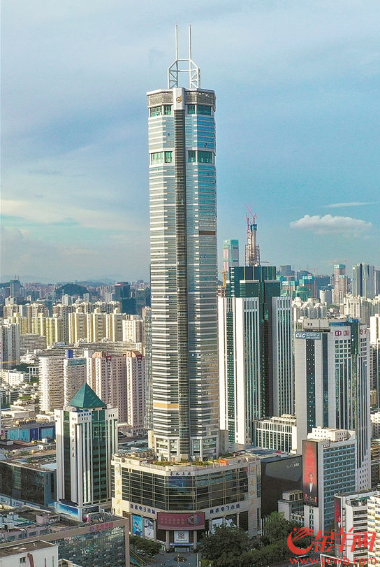 桅杆被拆除前的深圳赛格广场大厦 视觉中国供图(资料图)赛格广场大厦