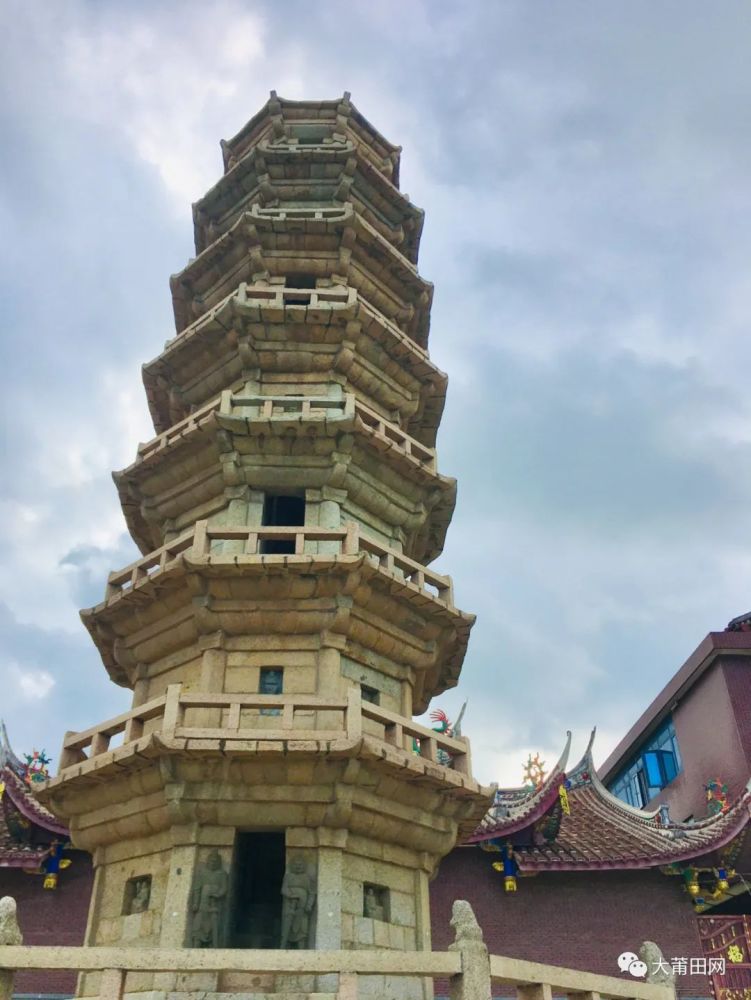 东吴石塔,位于莆田市秀屿区东埔镇的东吴村,高高耸立的塔身,是古代