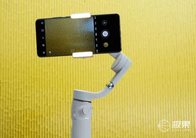 大疆发布"防抖自拍杆"!自带美颜,还送"摄影指导"!售价999元