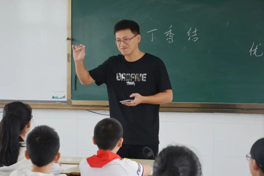 2021年柯桥区深耕教师何尧荣绍兴鲁迅中学教师教学格言:执着教坛,乐于